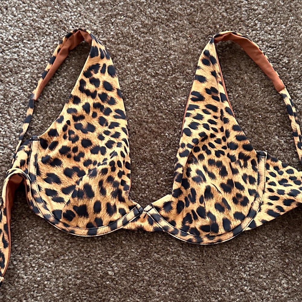 MONDAY SWIMWEAR BIKINI TOP MEDIUM NEW